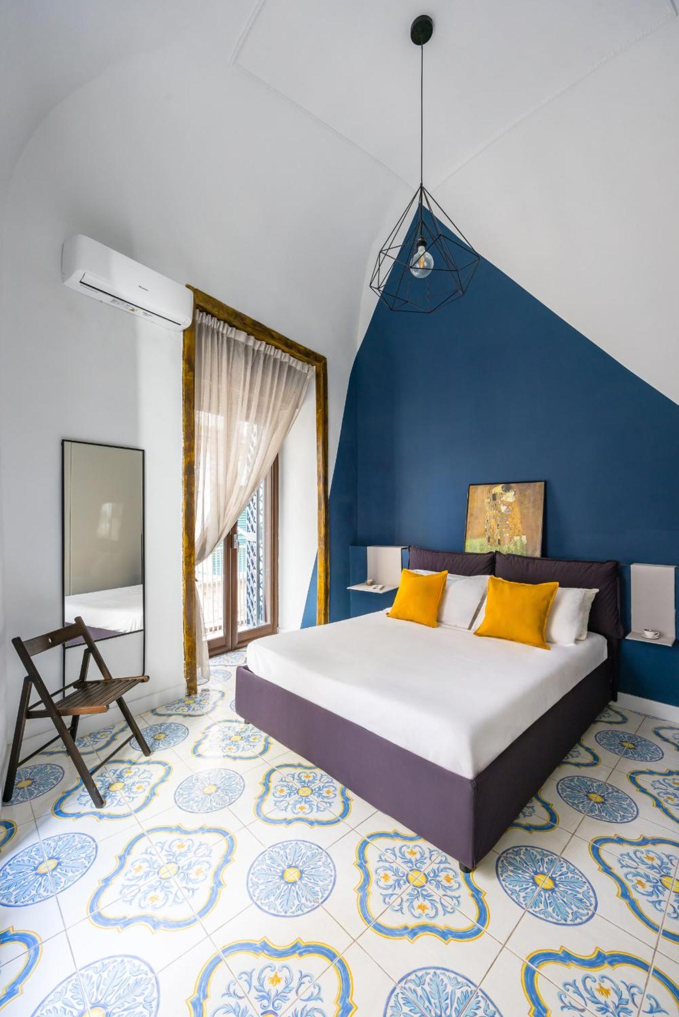 Leticia'S Apartment By Wonderful Italy Наполи Екстериор снимка