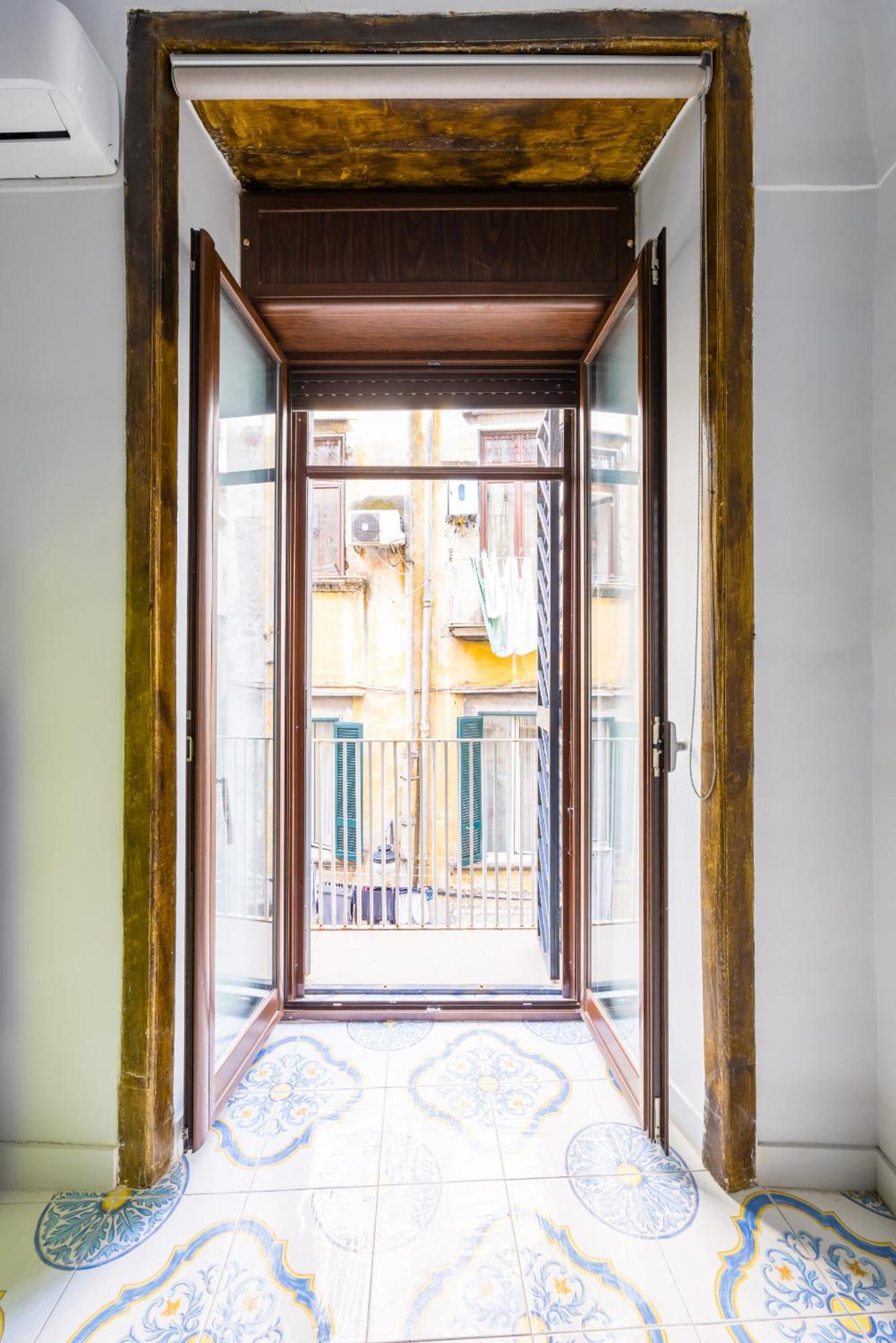 Leticia'S Apartment By Wonderful Italy Наполи Екстериор снимка